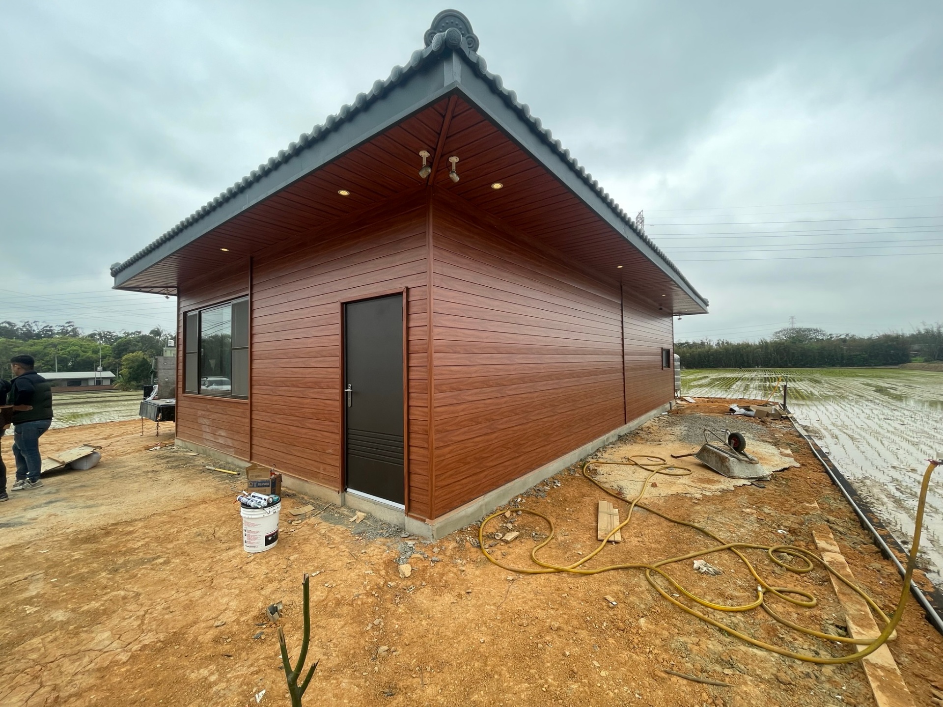木紋外牆鋼構小屋