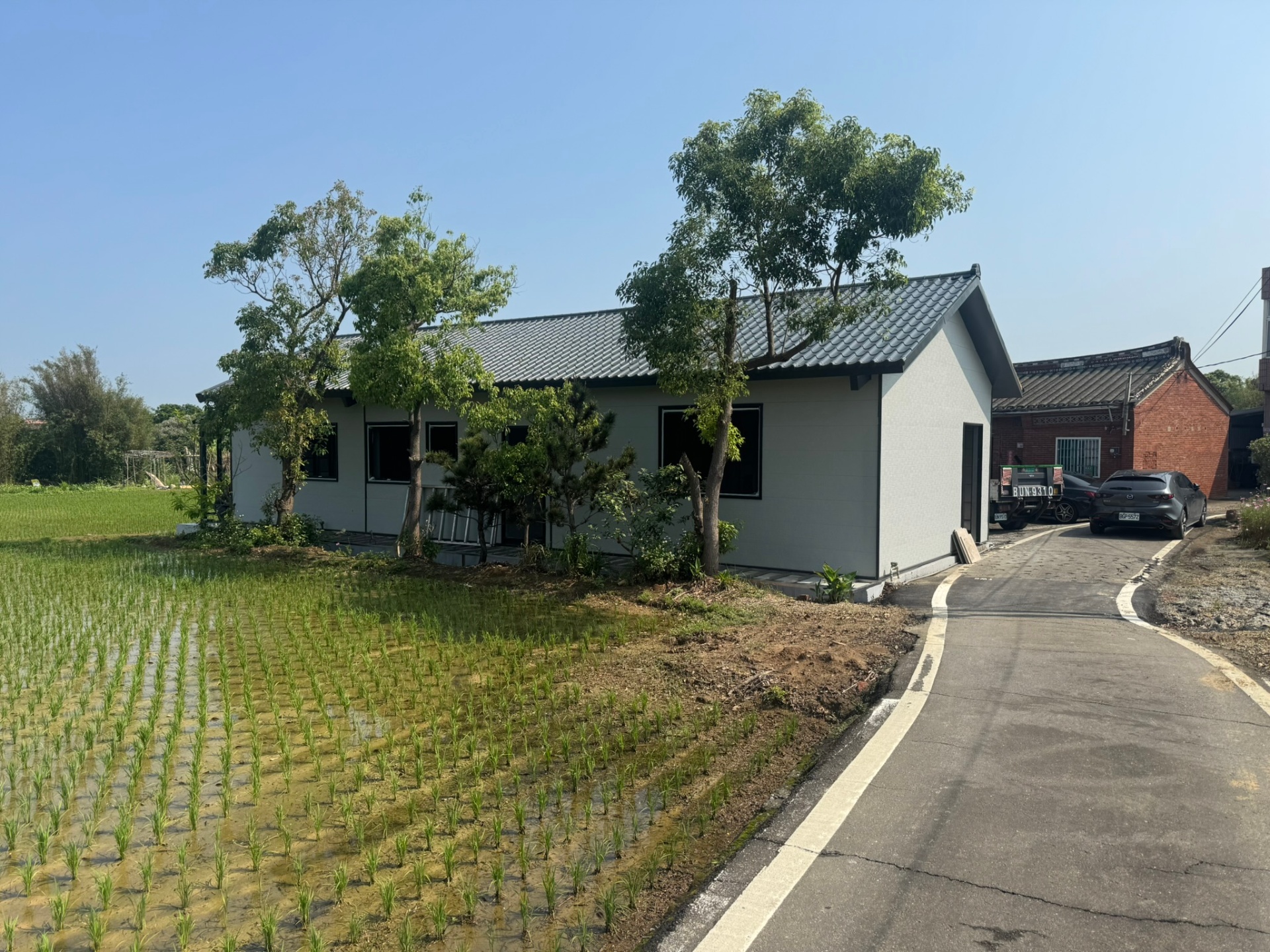 田邊灰瓦白牆農舍